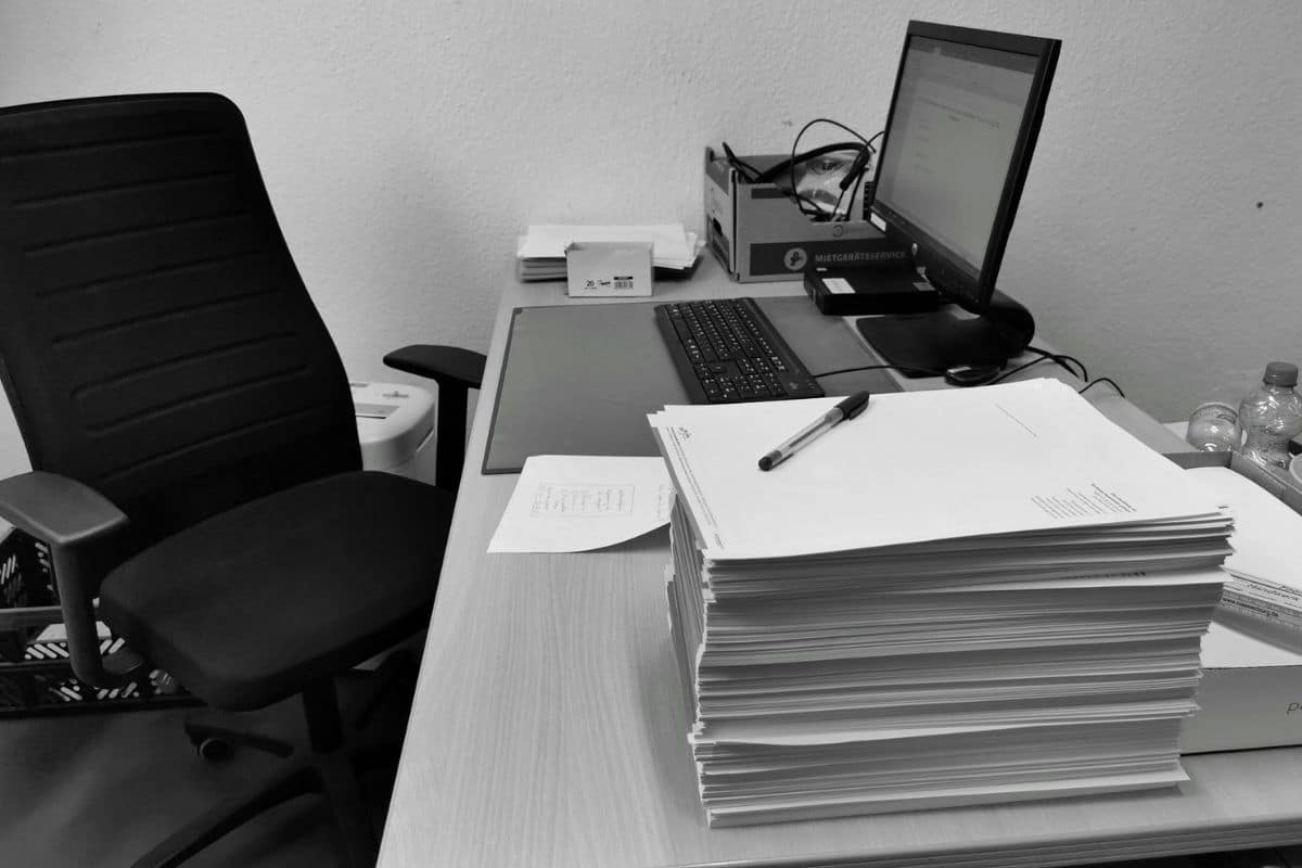 Bureau avec grande pile de documents