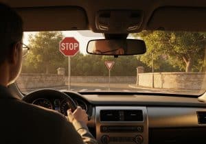 Qui est prioritaire entre un stop et un cédez le passage ?
