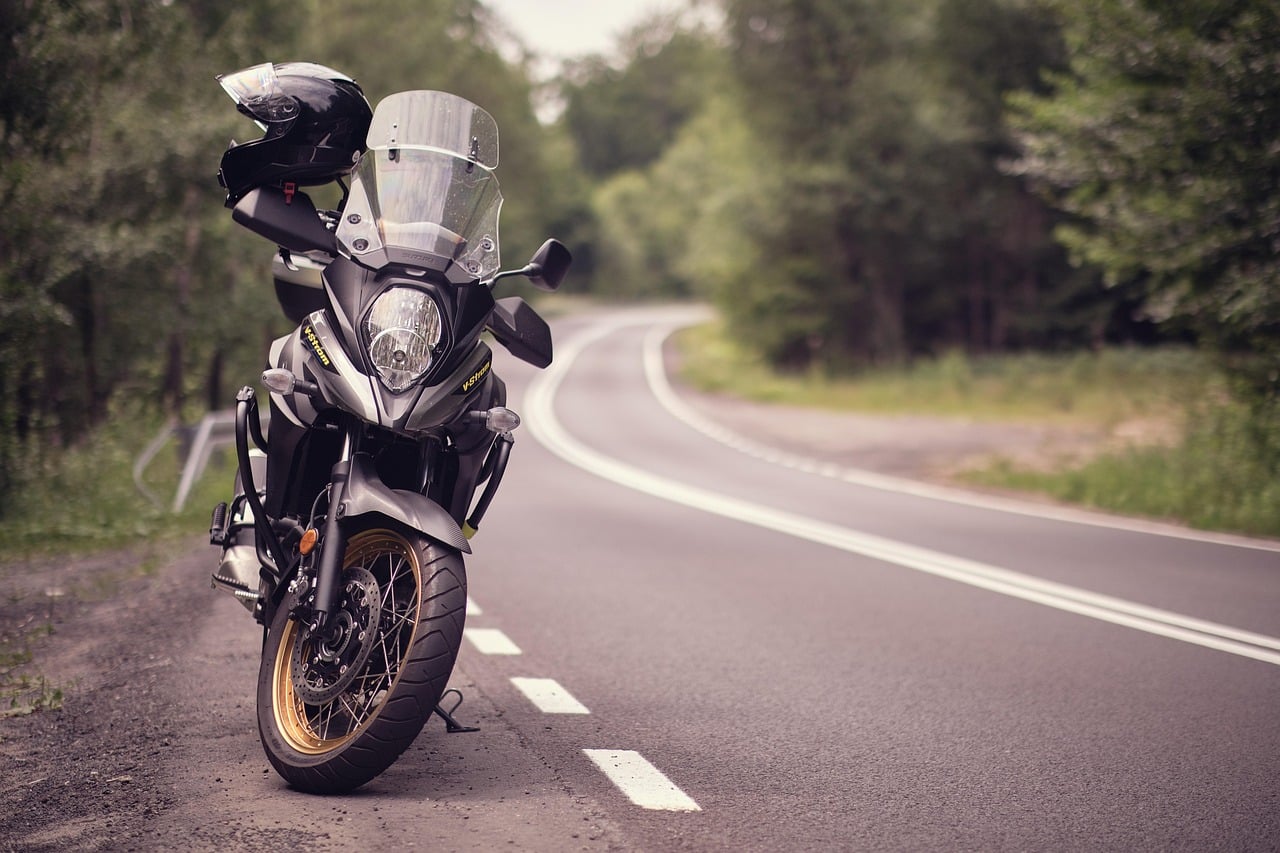 Moto sur le bord de la route