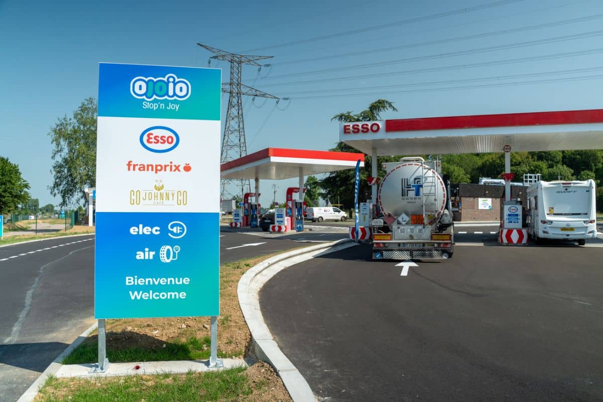 Station-service Esso et panneaux publicitaires