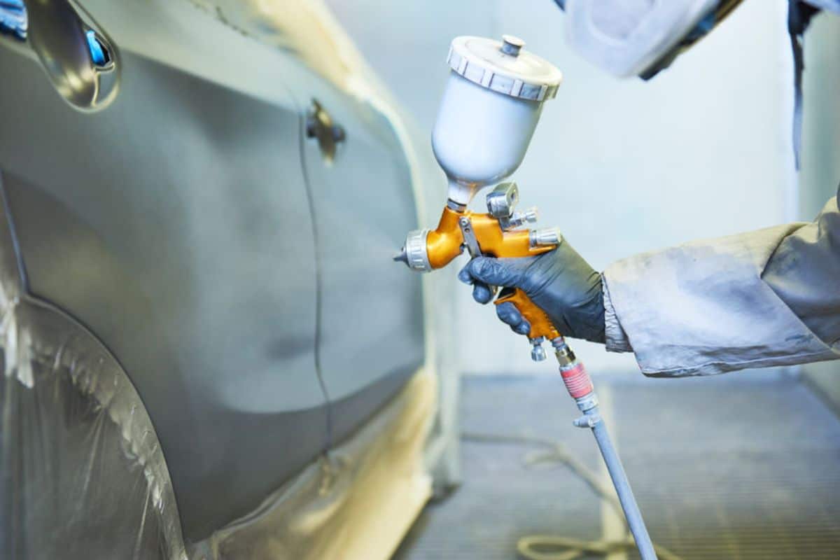 Peinture au pistolet sur carrosserie