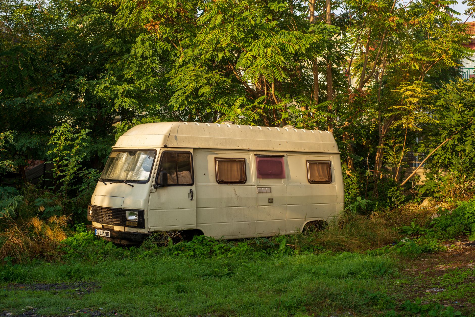 Van camping car abandonné