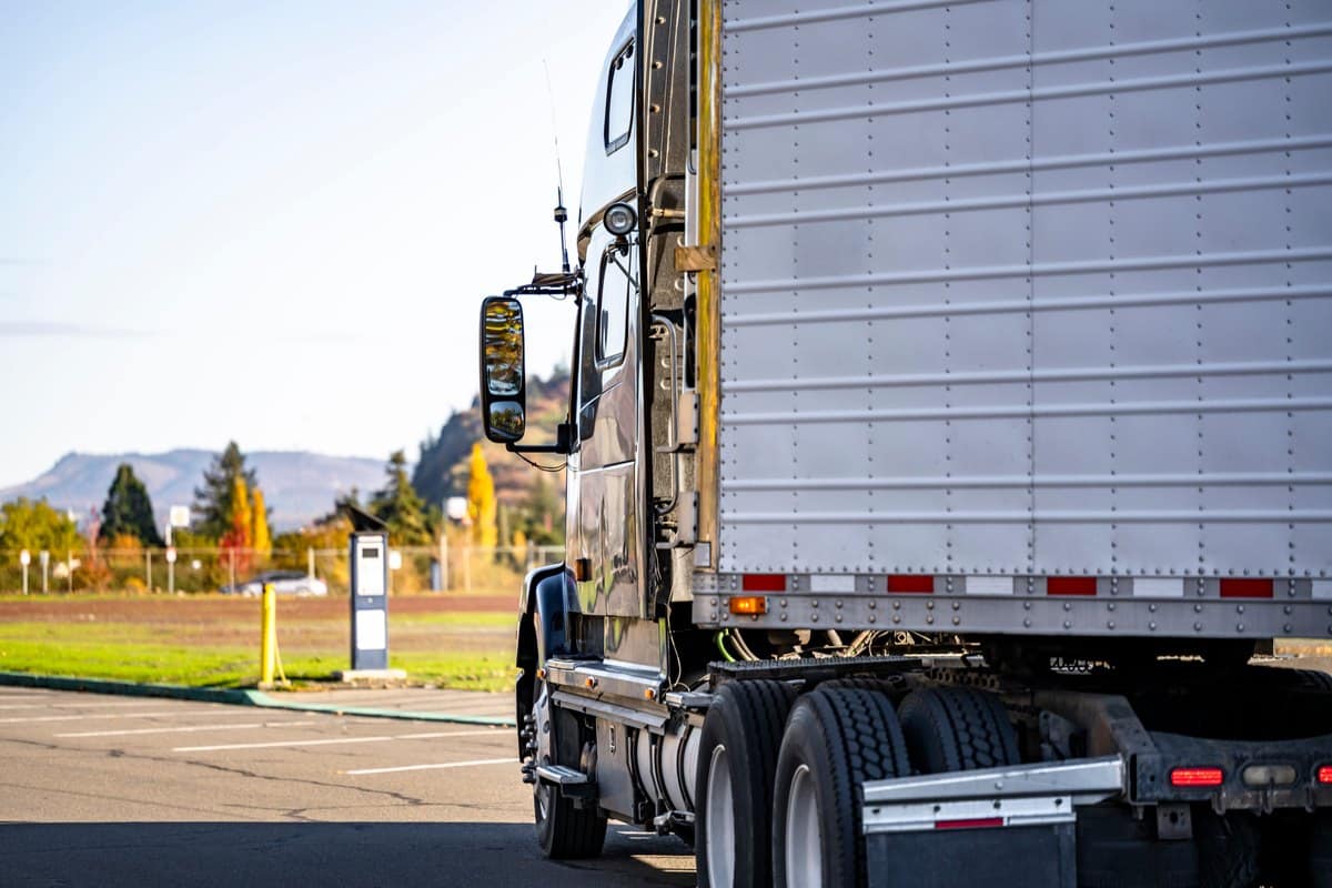 Camion semi-remorque vu de profil