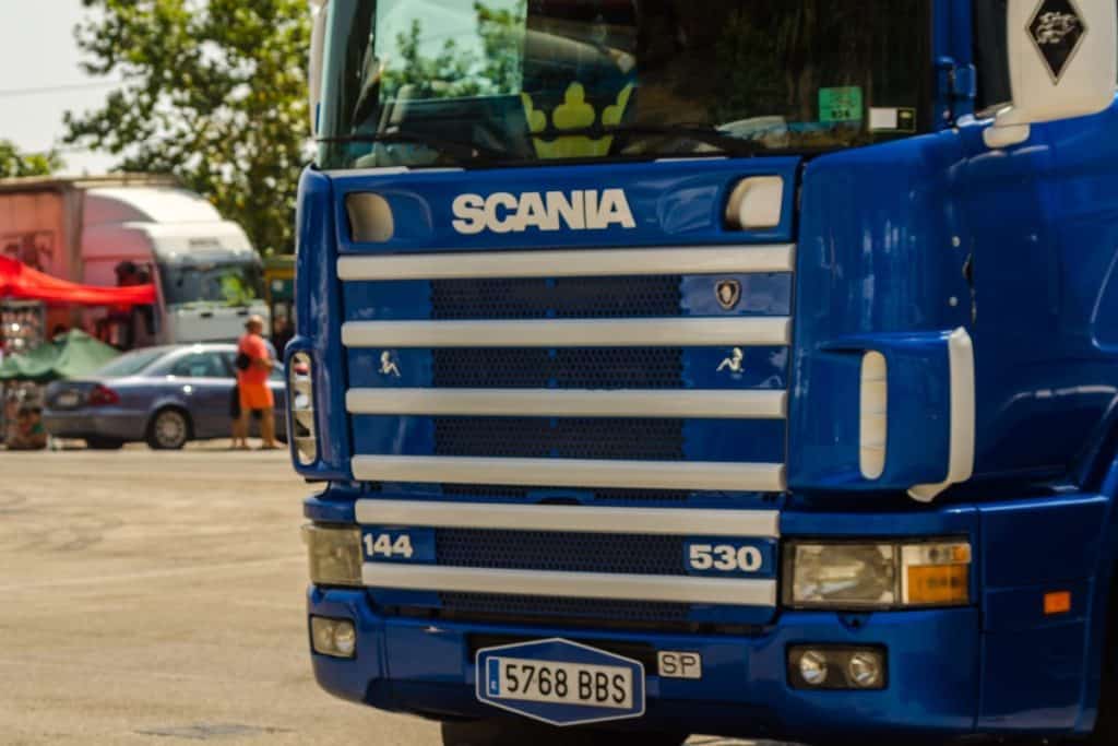 Gros plan d'un camion bleu