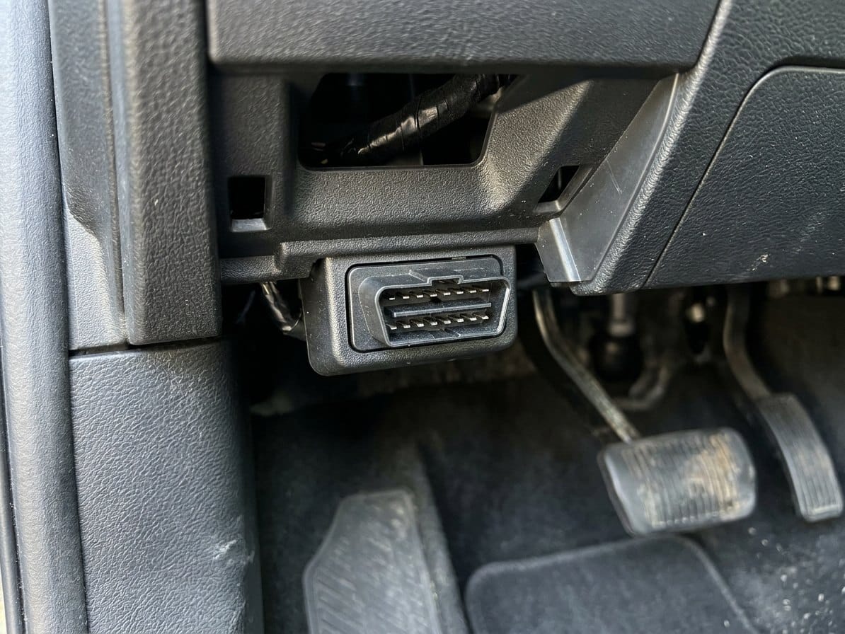 Prise OBD2 sous le tableau de bord côté conducteur