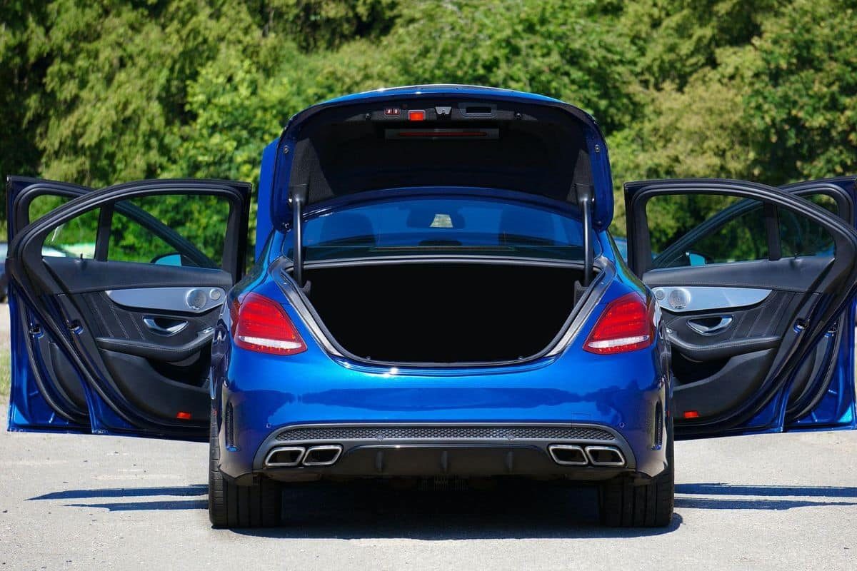 Coffre ouvert voiture bleu